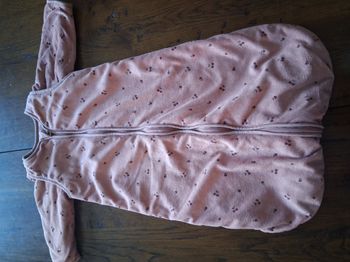 Gigoteuse chaude (tog 3) avec manches amovibles et motifs cerises de marque Kiabi