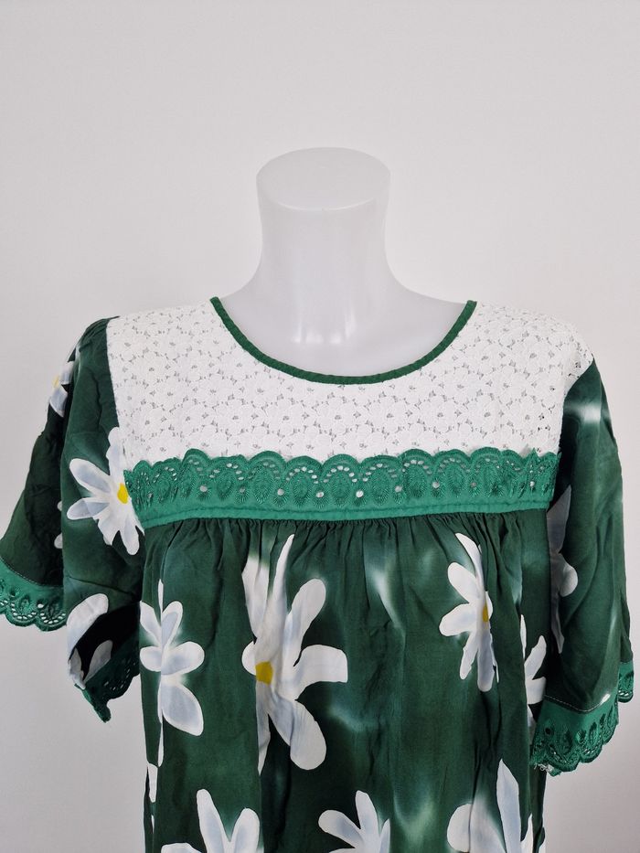 Robe polynésienne verte foncé à fleurs blanche avec détail dentelle - photo numéro 2