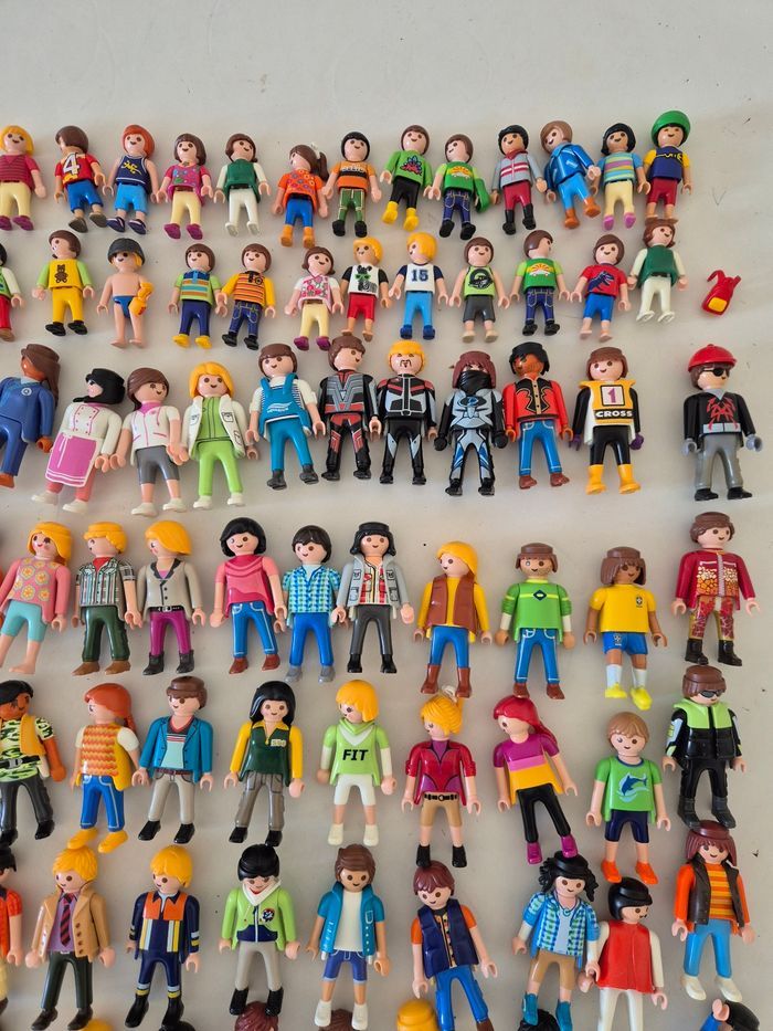 Lot 125 personnages playmobil - photo numéro 3