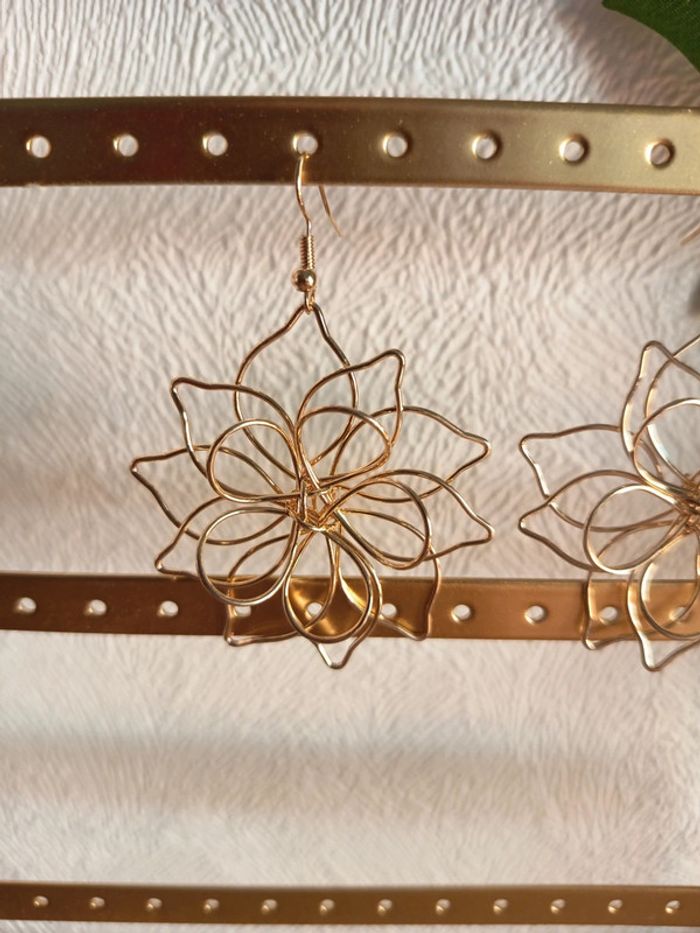 Boucles d’oreilles pendantes – Fleurs en fil doré - photo numéro 2