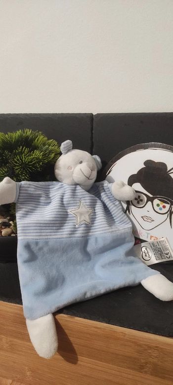 doudou ours blanc bleu rayé rayures étoile mots d'enfants gris Plat Carré Joue