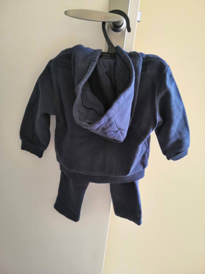 Ensemble 2 pièces (Sweat zippé à capuche + pantalon jogging, Bleu marine) 9 mois (74 cm) Kiabi - photo numéro 2