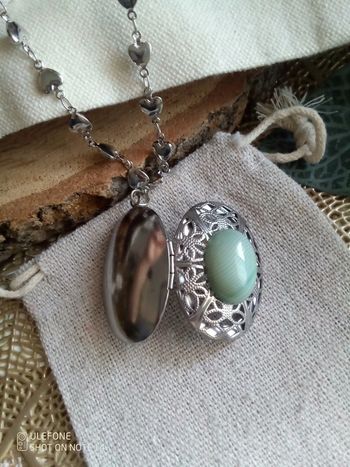 Collier médaillon argenté ouvrable pierre d'agate verte