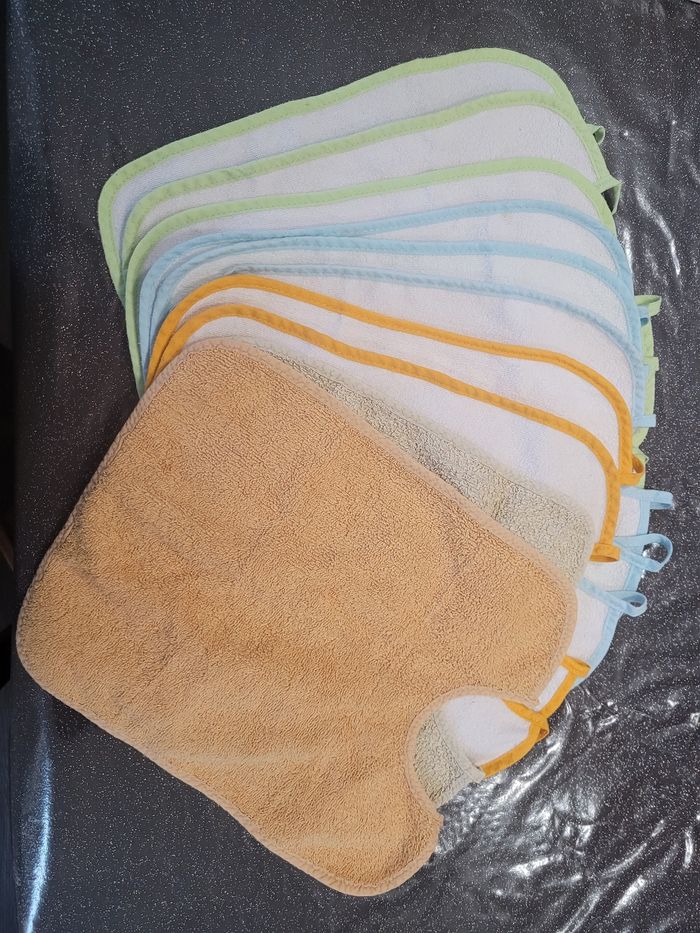 Lot de 10 bavoirs ( 8 plastifié s)
