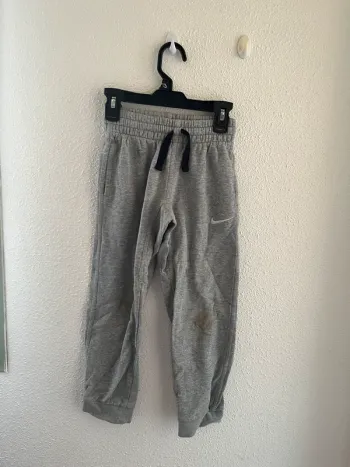 Jogging Nike taille 7/8 ans 💫