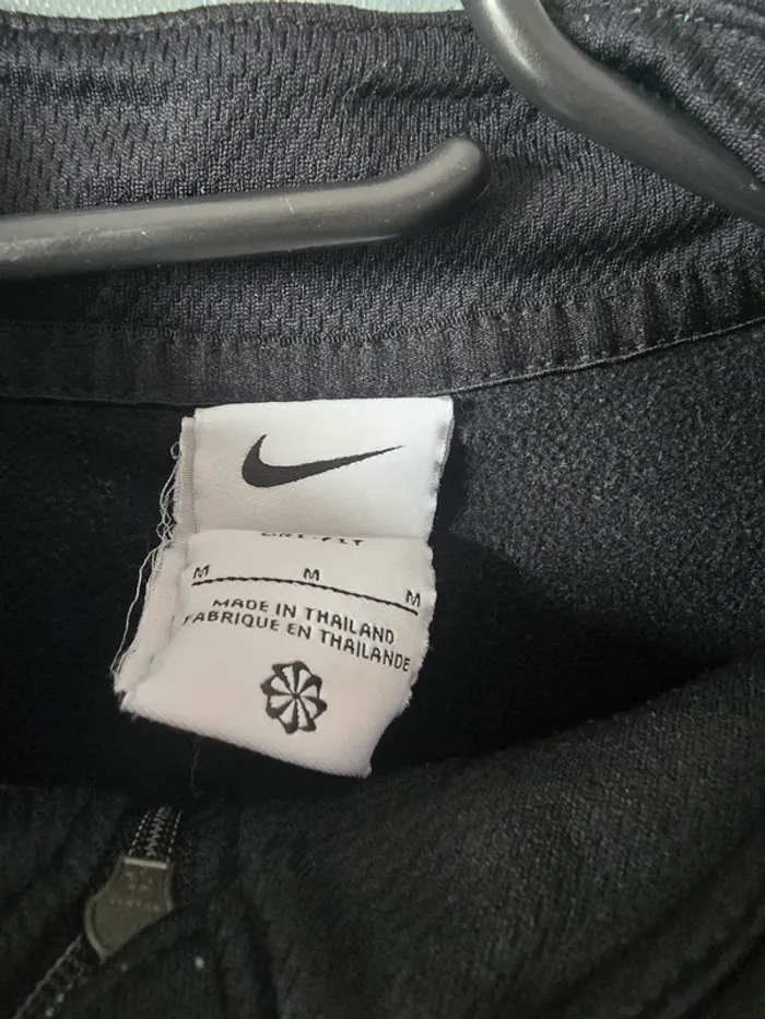 Pull Nike noir manche longue avec emplacement pouce – très bon état - photo numéro 3