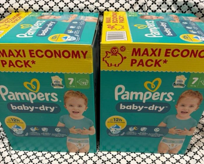 Deux cartons de couches Pampers taille 7 normal