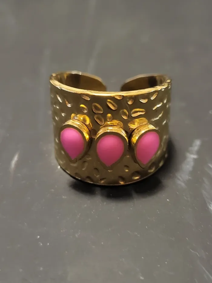 Bague large ajustable acier inoxydable doré martelé et gouttes roses