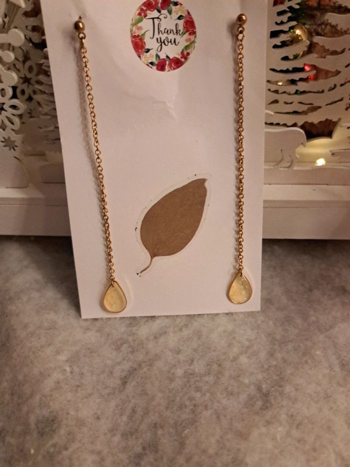 Boucles d'oreilles pendante en résine - photo numéro 2