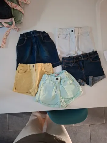 Lot de 4 shorts et 1 jupe en jean