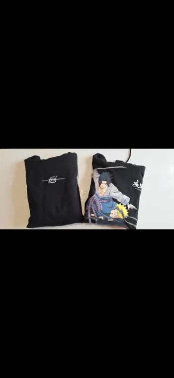 Lots deux sweats capuches Naruto achetés dans la boutique Celio
