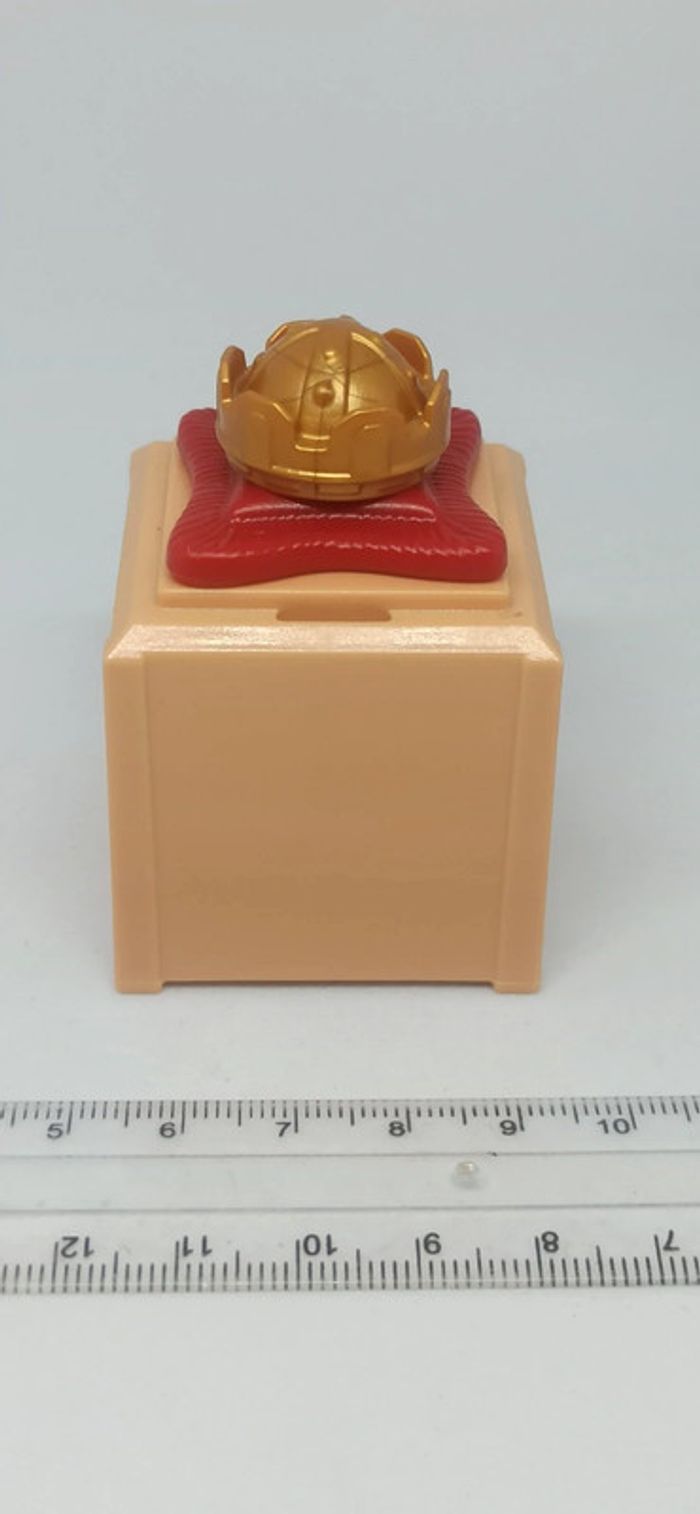 Couronne royale en exposition sur socle playmobil - photo numéro 2