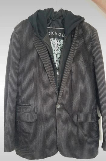 veste noire de costume avec sweat intégré à capuche