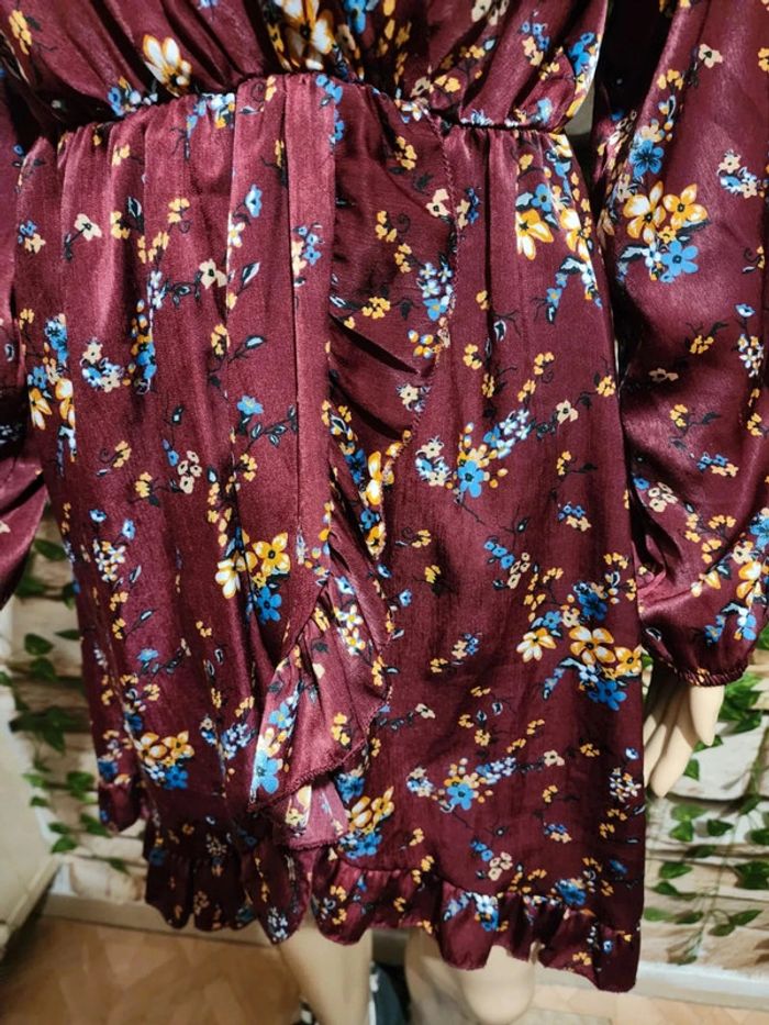 🌸Robe satin Bordeau fleurie Bluroyal Taille 36🌸 - photo numéro 6