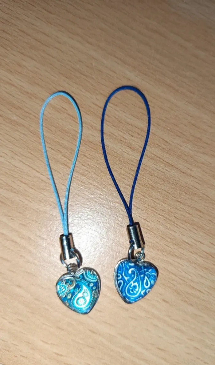 2 petits cordons téléphone ou porte clés avec breloque coeur