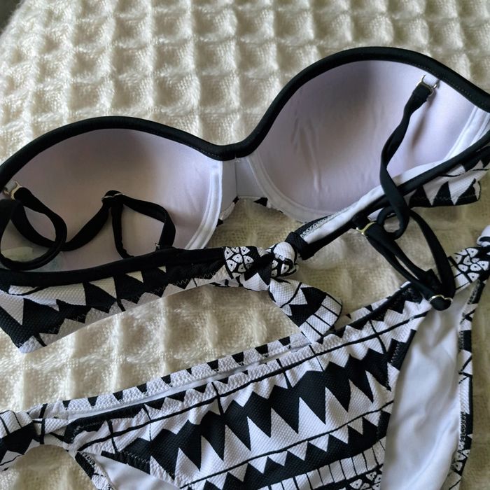 Maillot de bain 2 pièces neuf sans étiquettes motif graphique No Gossip taille 38 - photo numéro 3