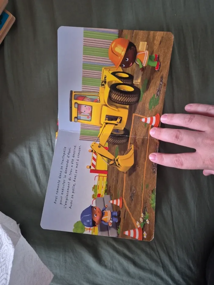 Livre ptit garçon la tractopelle d'axel - photo numéro 4