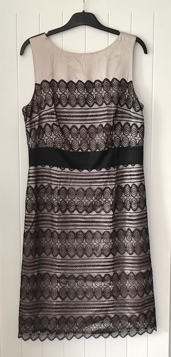 ✨ Élégante robe en satin & dentelle – Taille 42 ✨