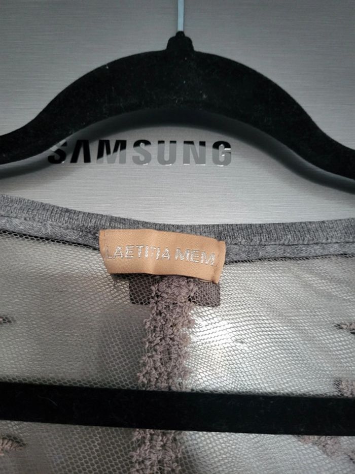 Pull gris ouvert dans le dos - photo numéro 2