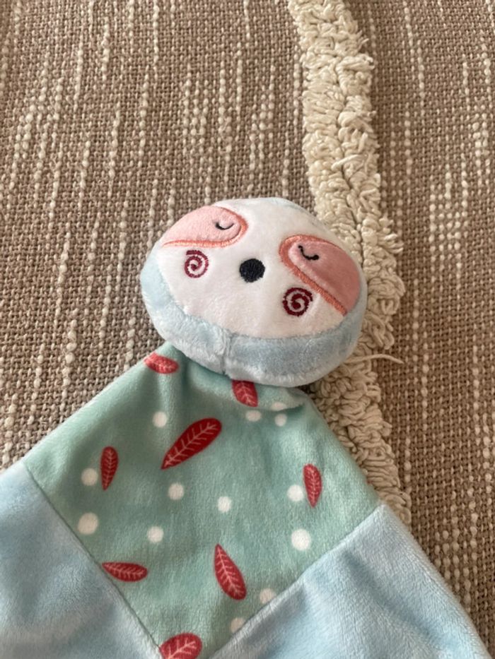 Peluche doudou plat 28cm Tom et kiddy paresseux bleu et blanc parfait état - photo numéro 2