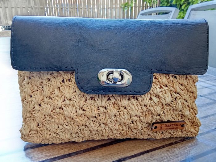 Pochette en raphia et cuir
