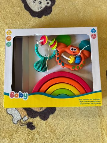 Moitié neuf jouet d’activité et motricité à empiler et hochet