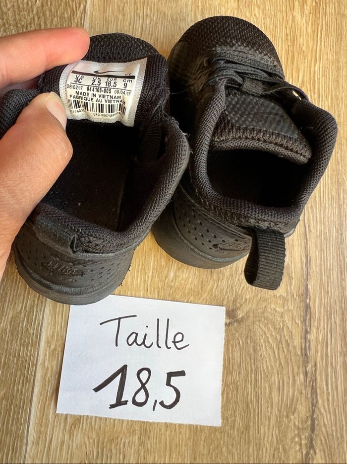 Baskets  bébé Nike Air Max Tavas TD 'Triple Black'  Taille 18,5 Neuf - photo numéro 4