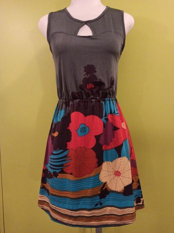 Robe courte design au pointillés
