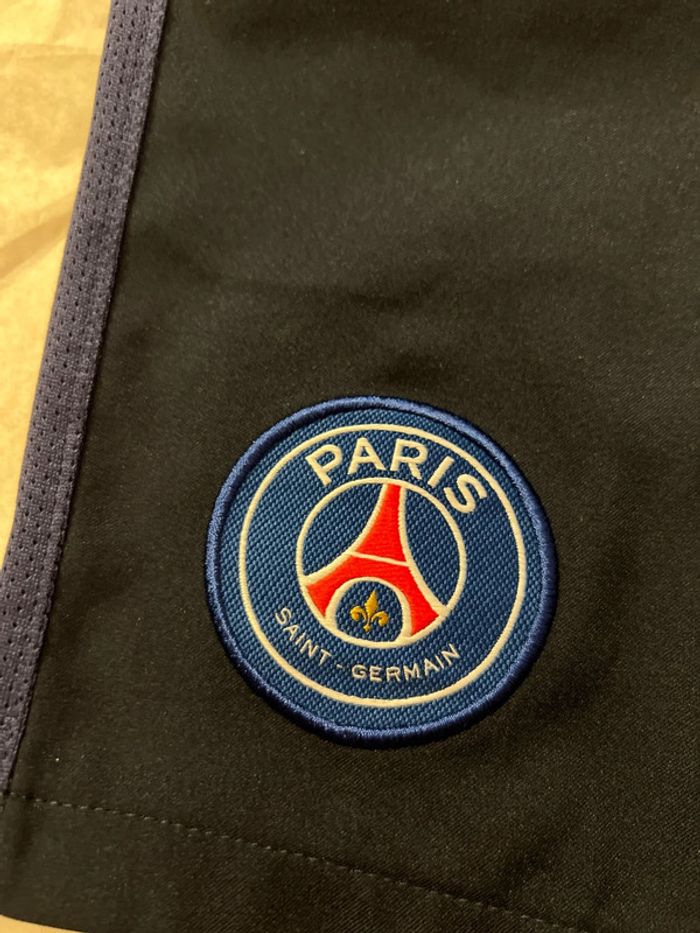 Short de foot Nike, équipe Paris Saint-Germain taille 9/11 ans authentique proche du neuf - photo numéro 3