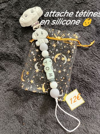 Attache tétine 