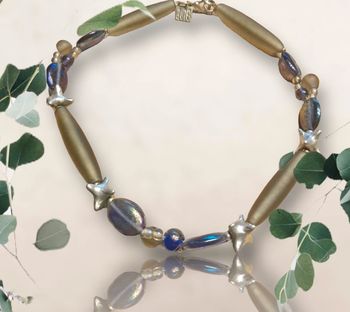 Collier ras de cou original perles irisées tons bleus, parme et verre dépoli Marque Créateur Delfa