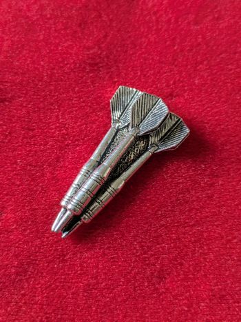 Pin's Fléchettes Darts en étain signé Brown