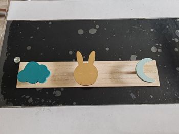 Patère en bois lapin vert et doré