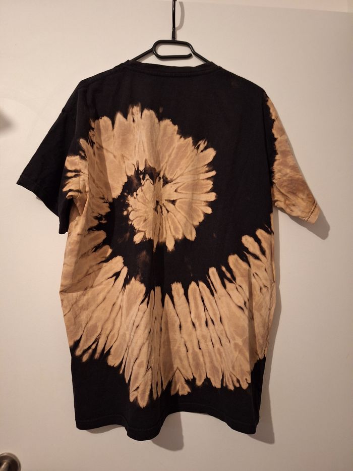 t-shirt noir et marron