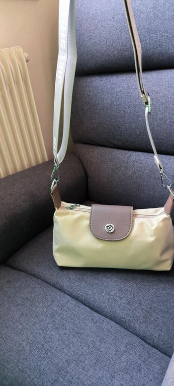 Sac à bandoulière très tendance de très bonne qualité avec compartiment