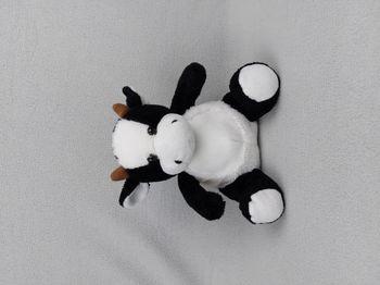 Peluche doudou vache blanc noir marron 23 cm assis yeux durs