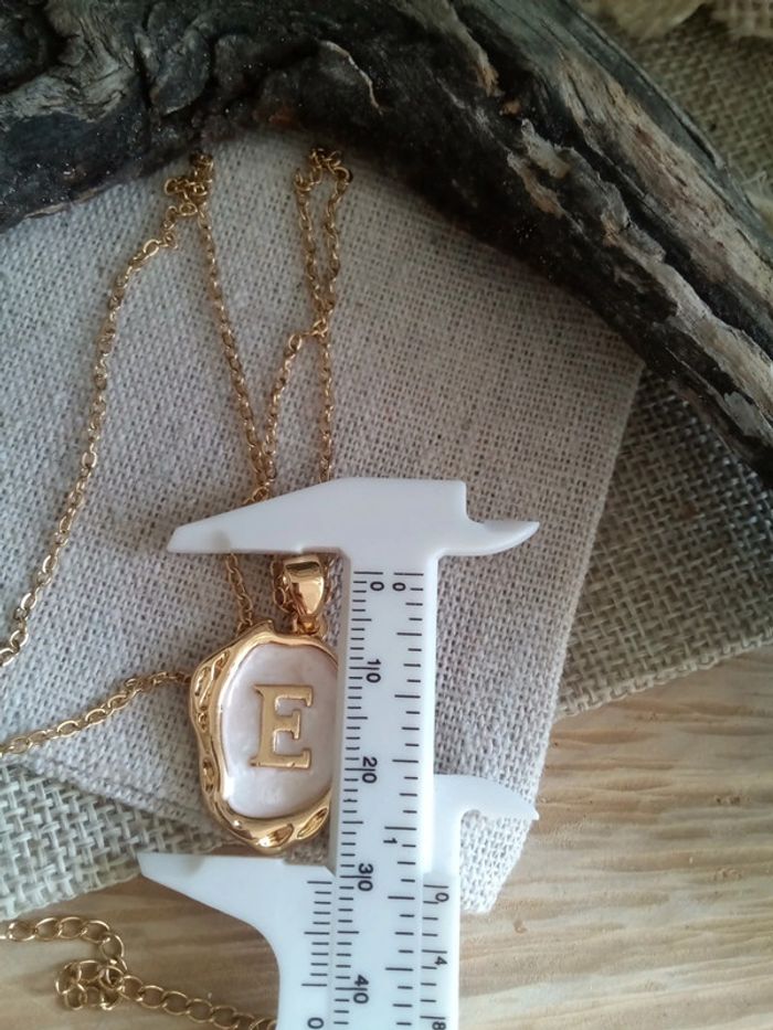 Collier médaillon lettre E - photo numéro 2