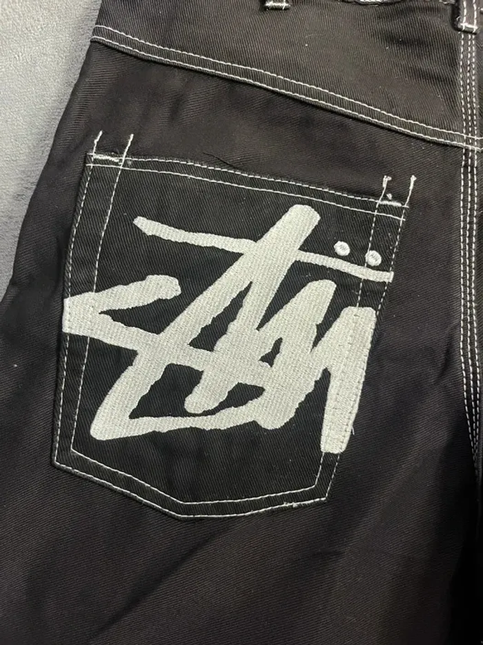 Short/Jort Stussy Black Embroidered White Big Logo Back – Taille L - photo numéro 2