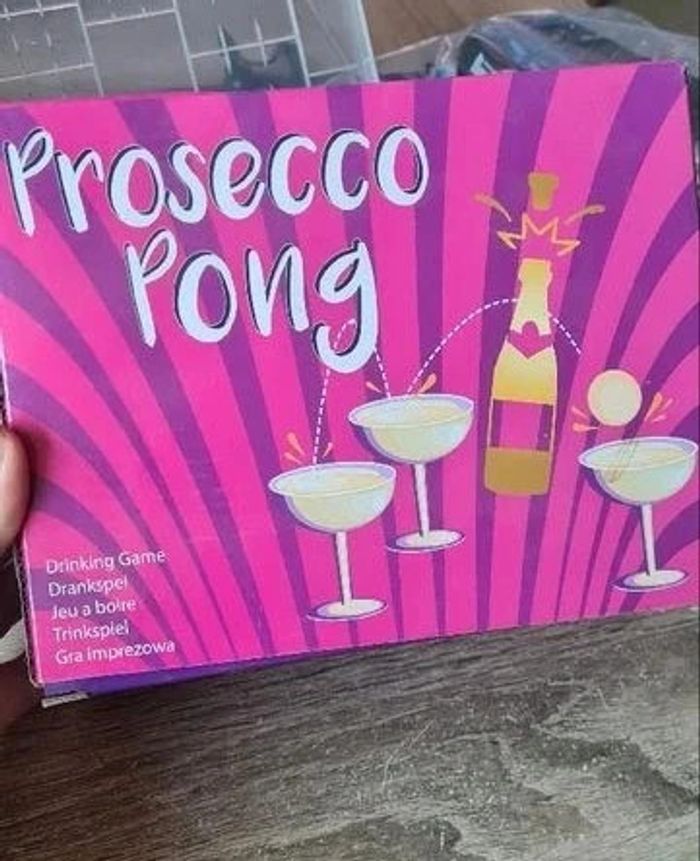Jeu .prosecco pong comme le bière pong . Neuf avec étiquette