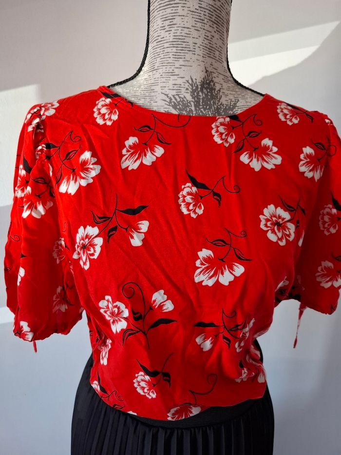 Blouse, haut rouge a fleurs noires et blanches - photo numéro 4