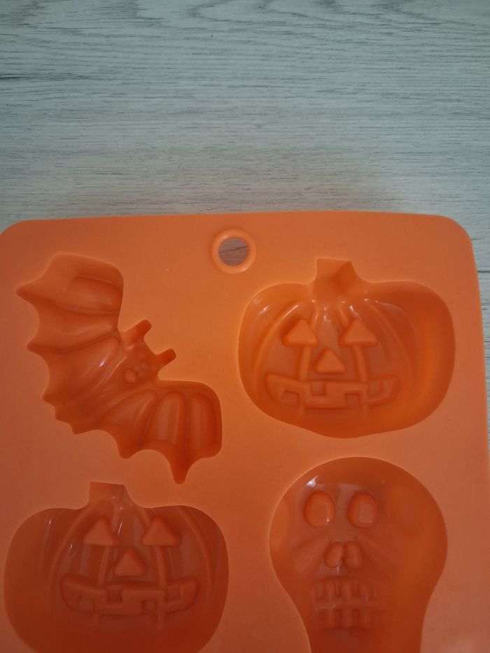 Moule en silicone orange "Halloween" en tres bon etat - photo numéro 5