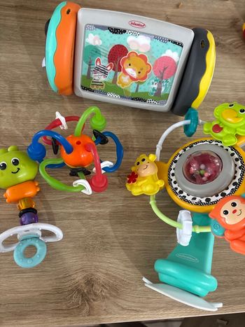 Lot de 4 jouets Infantino