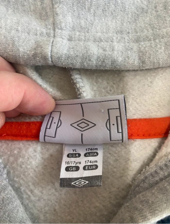 Sweat à capuche Jordan Nike noir, modèle avec logo Jumpman et inscription Jordan sur la poitrine. 👉 Taille : M 👉 Technologie Dri-FIT (respirant et confortable) 👉 Composition : 62% coton / 38% polyester 👉 Grande poche kangourou à l’avant 👉 Logo Jumpma - photo numéro 4