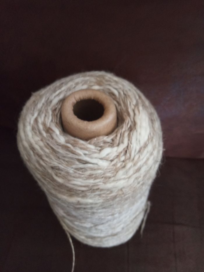 1 petite Bobine de Fil à Tricoter Fantaisie Tons Beiges et Blancs cassés (350g) - photo numéro 2