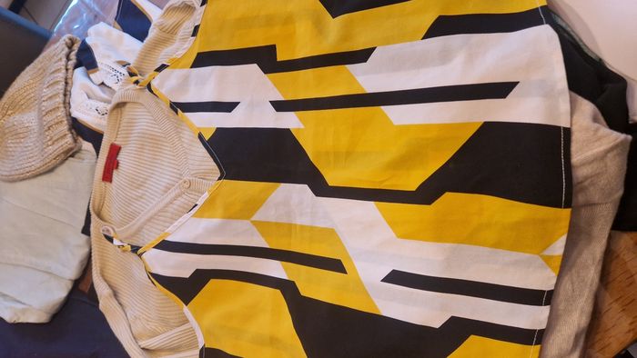 Gros lot vêtement femme taille 402 maillot de bain
2 pantalon 
1 robe longue 
1 bonnet 
3 robes
1chemise 
2 gilet 
4 écharpe foulard 
1 pull 
1 combi 
6 debardeur 
3 chemisier
1 robe manche longue 
2 short 
3 t shirt 
Certain article son neuf !! - photo numéro 7