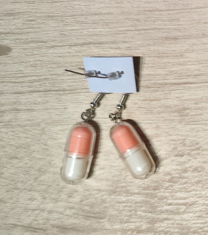 Pilules blanches et roses plastique en boucles d'oreilles - photo numéro 2