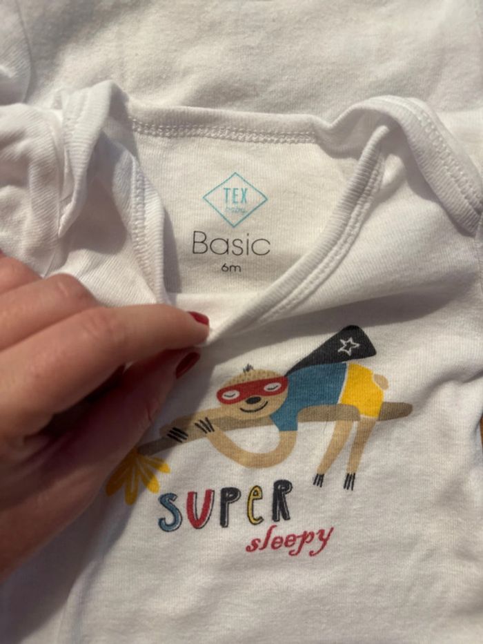 Lot 4 bodies manches courtes 6 mois comme neuf - photo numéro 3