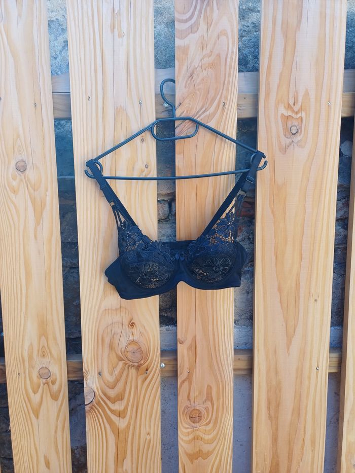Joli soutien-gorge noir en dentelle - photo numéro 2