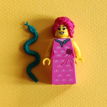 Femme en robe de St-Valentin LEGO 💜 - Excellent état 🌟 - Envoi rapide🚚💨