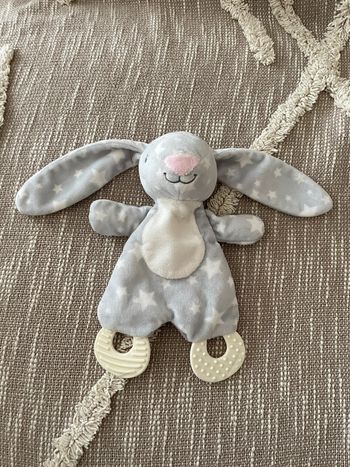 Peluche doudou plat d’éveil 20cm action lapin blanc et gris à pois très bon état